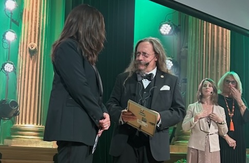 Patrik Fältström mottog utmärkelsen av Säkerhetsgalans moderator Titti Schultz.